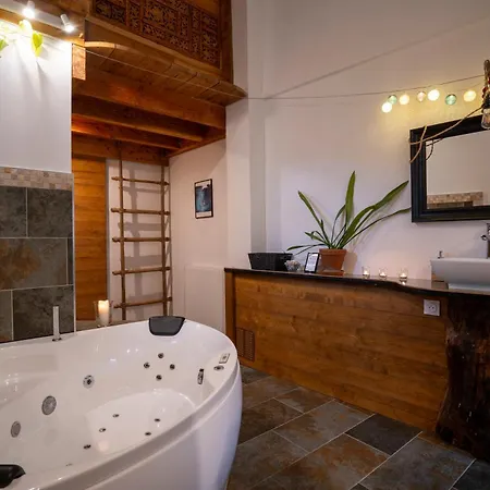 Le Nid De La Bueges *